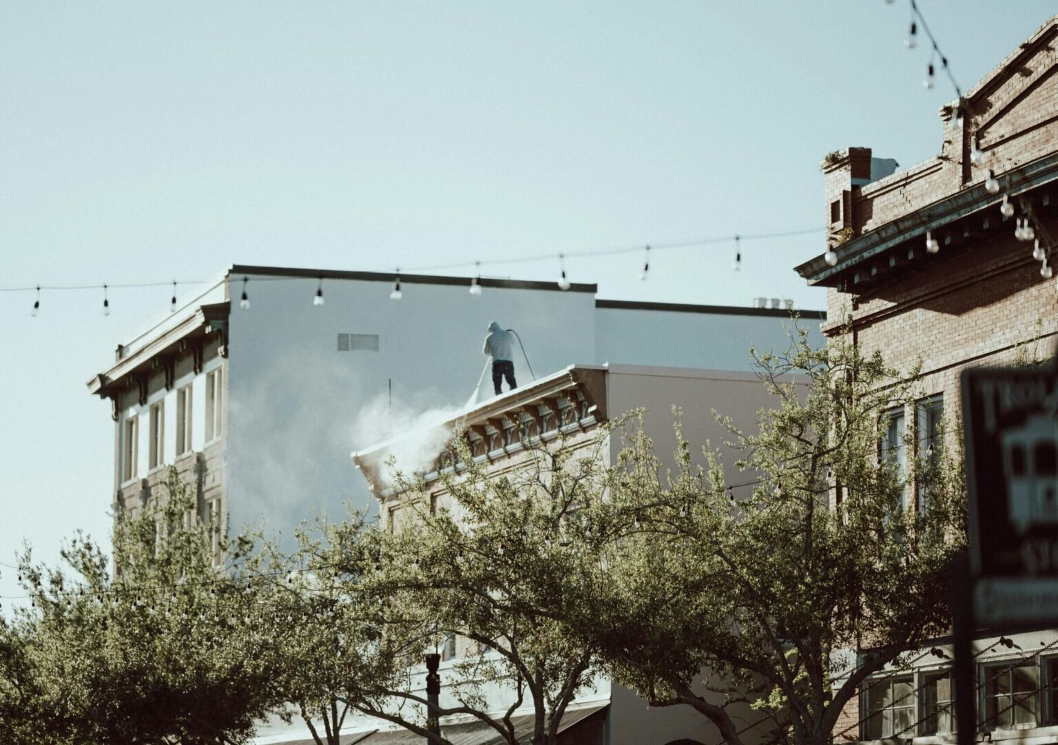 Entretien toiture Seurre – Nettoyage, démoussage et protection complète